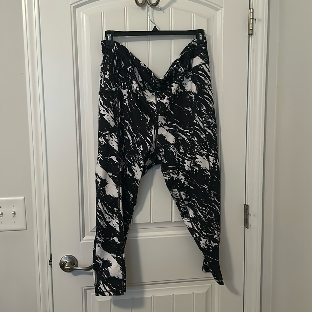 Black and white leggings with pockets